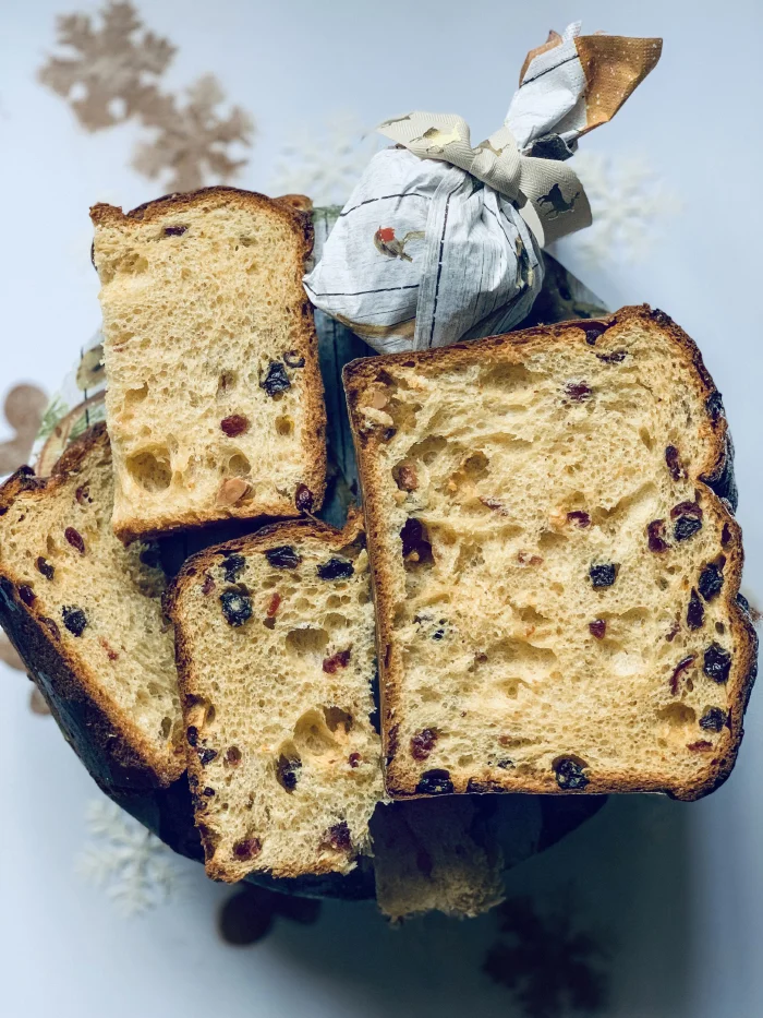 BEYAZ ÇİKOLATALI  KIZILCIK MEYVELİ  PANETTONE