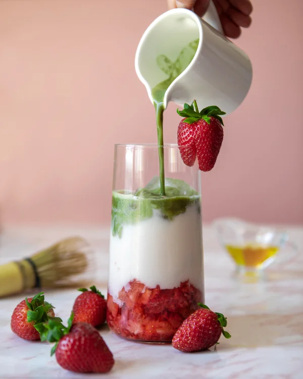 BUZLU ÇİLEKLİ MATCHA LATTE