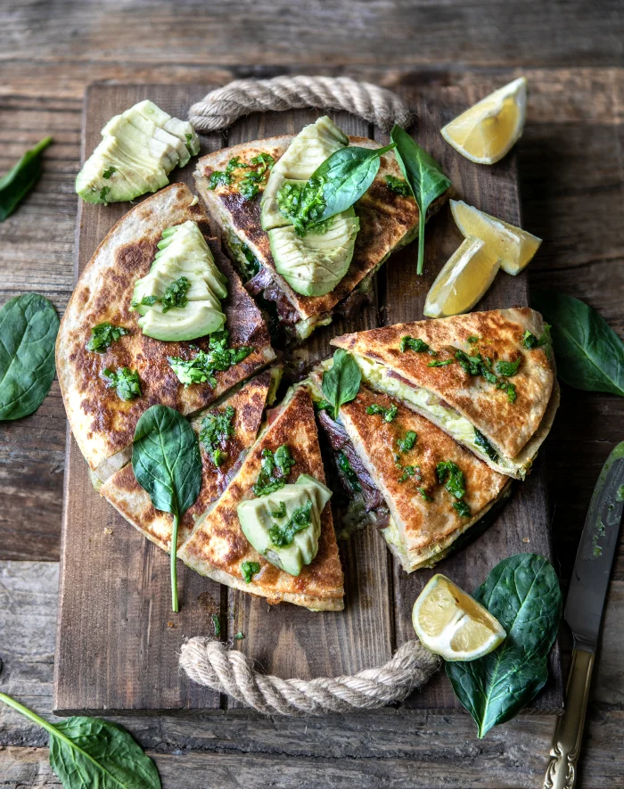 ÇIRPILMIŞ YUMURTALI QUESADILLA