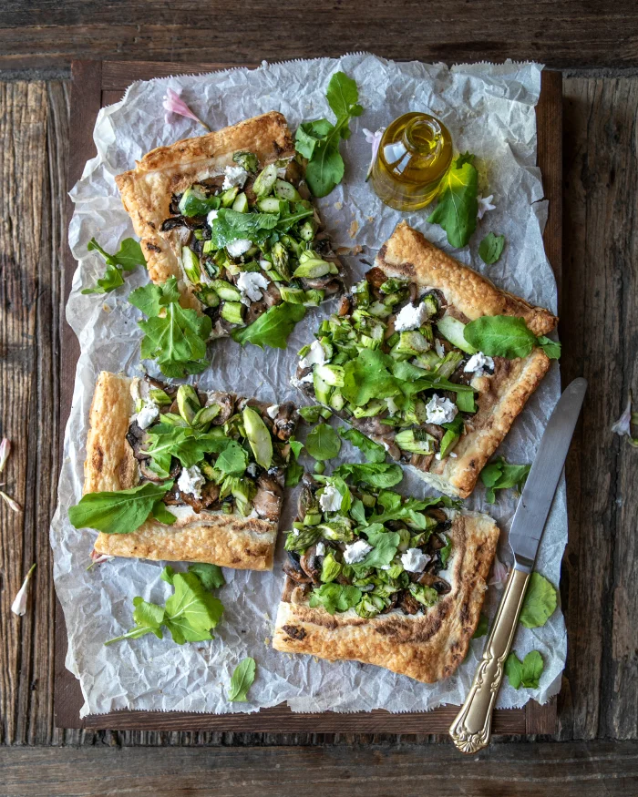 MANTARLI, KUŞKONMAZLI, KEÇİ PEYNİRLİ MİLFÖY TART