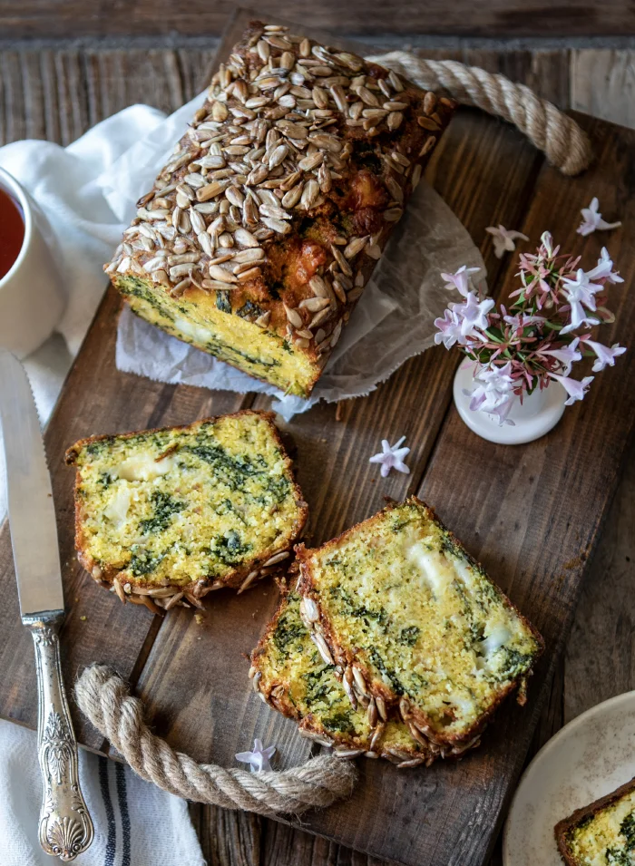 MISIR UNLU, ISPANAKLI TUZLU KEK