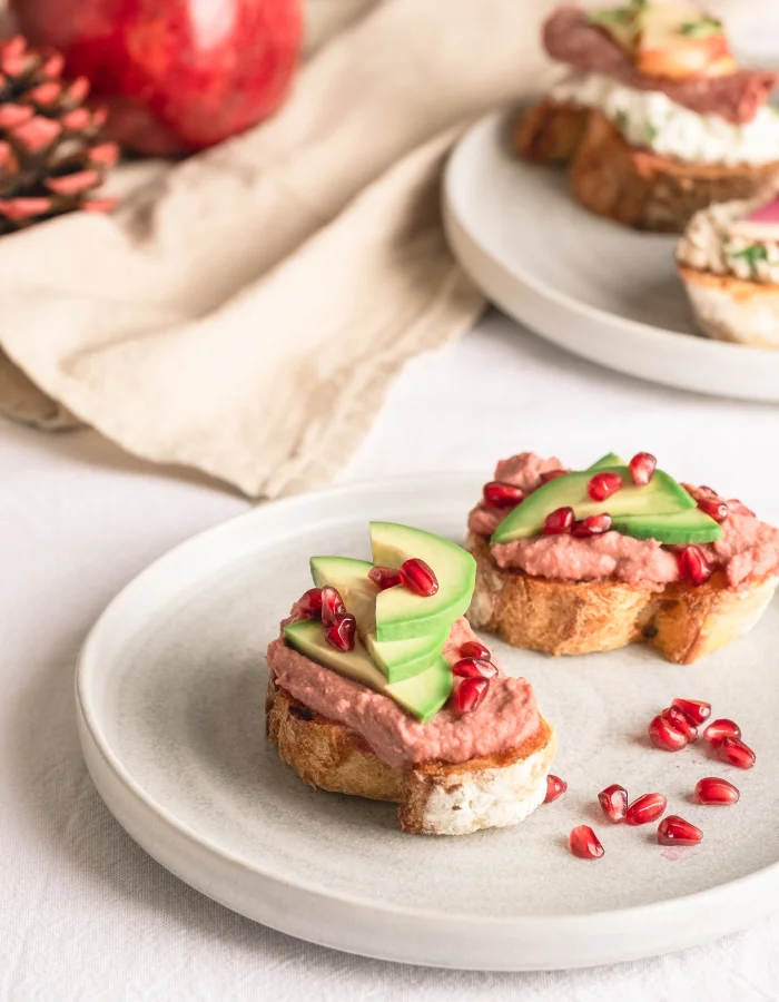 PANCAR HUMUSLU  AVOKADOLU CROSTINI