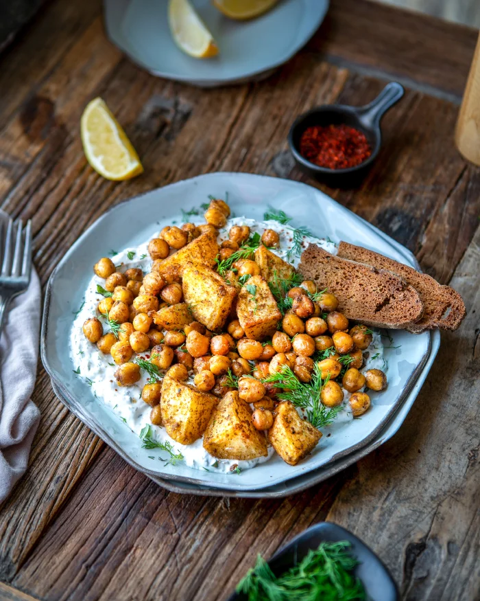 YOĞURT YATAĞINDA FIRINDA BAHARATLI NOHUT VE PATATES
